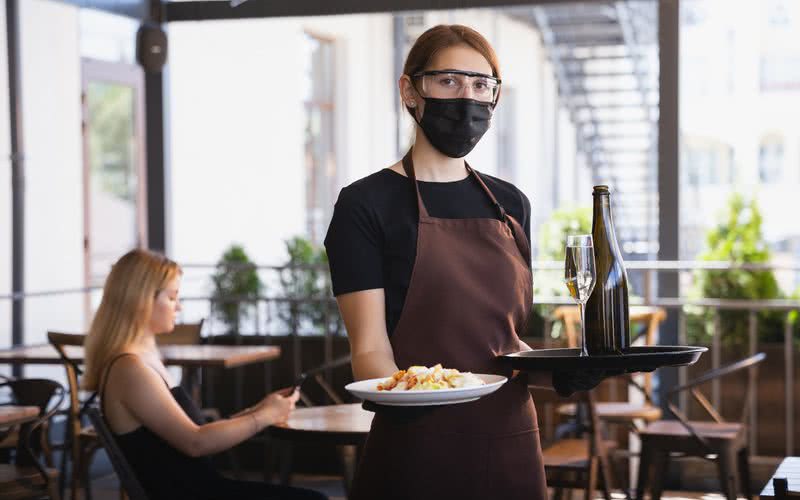 Em determinados locais, se alguém estiver contaminado, o vírus pode começar a circular no ar do restaurante