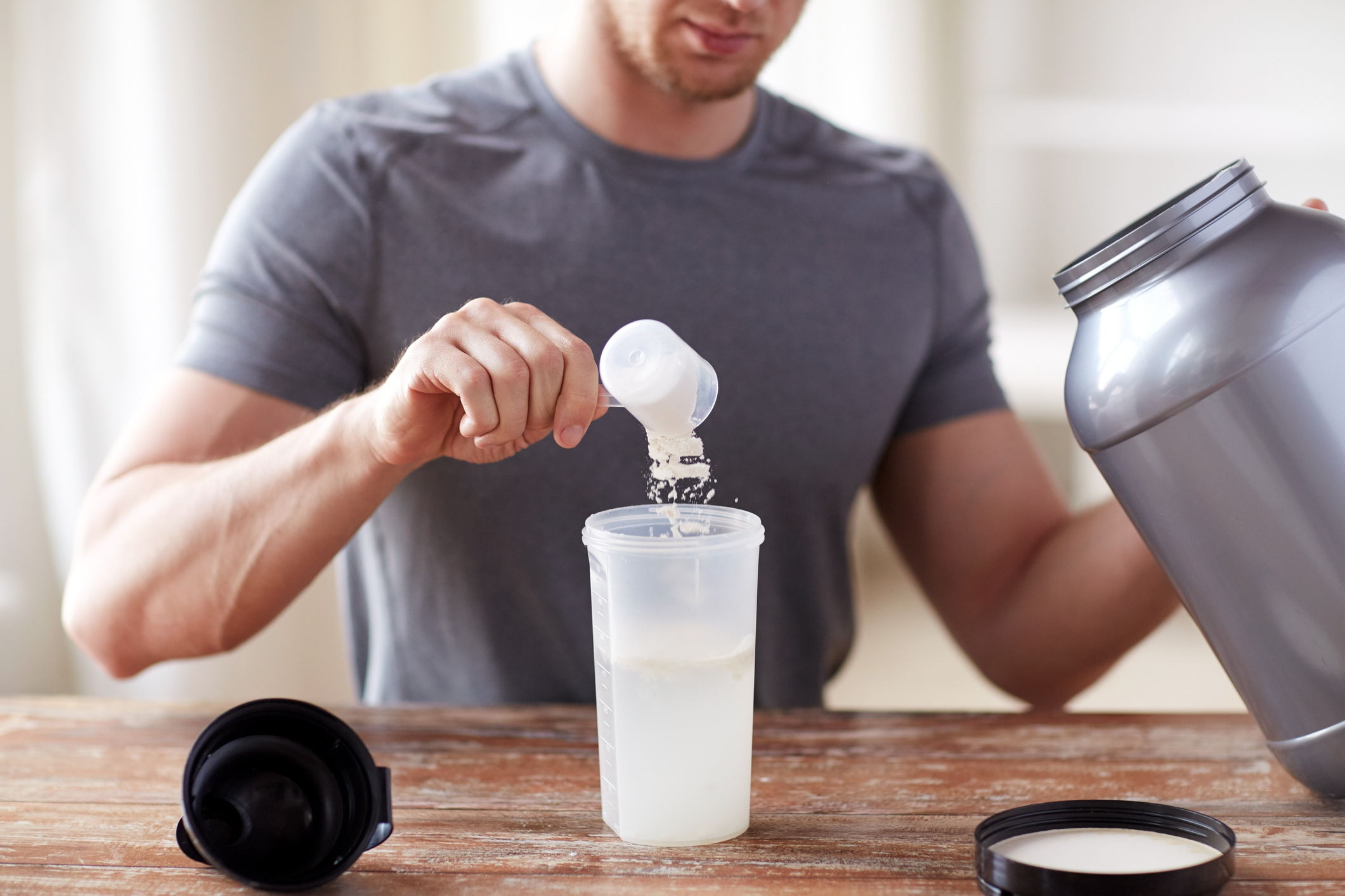 A creatina pode ser consumida junto com água, sucos e vitaminas